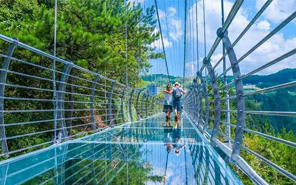 Successful case of glass suspension bridge